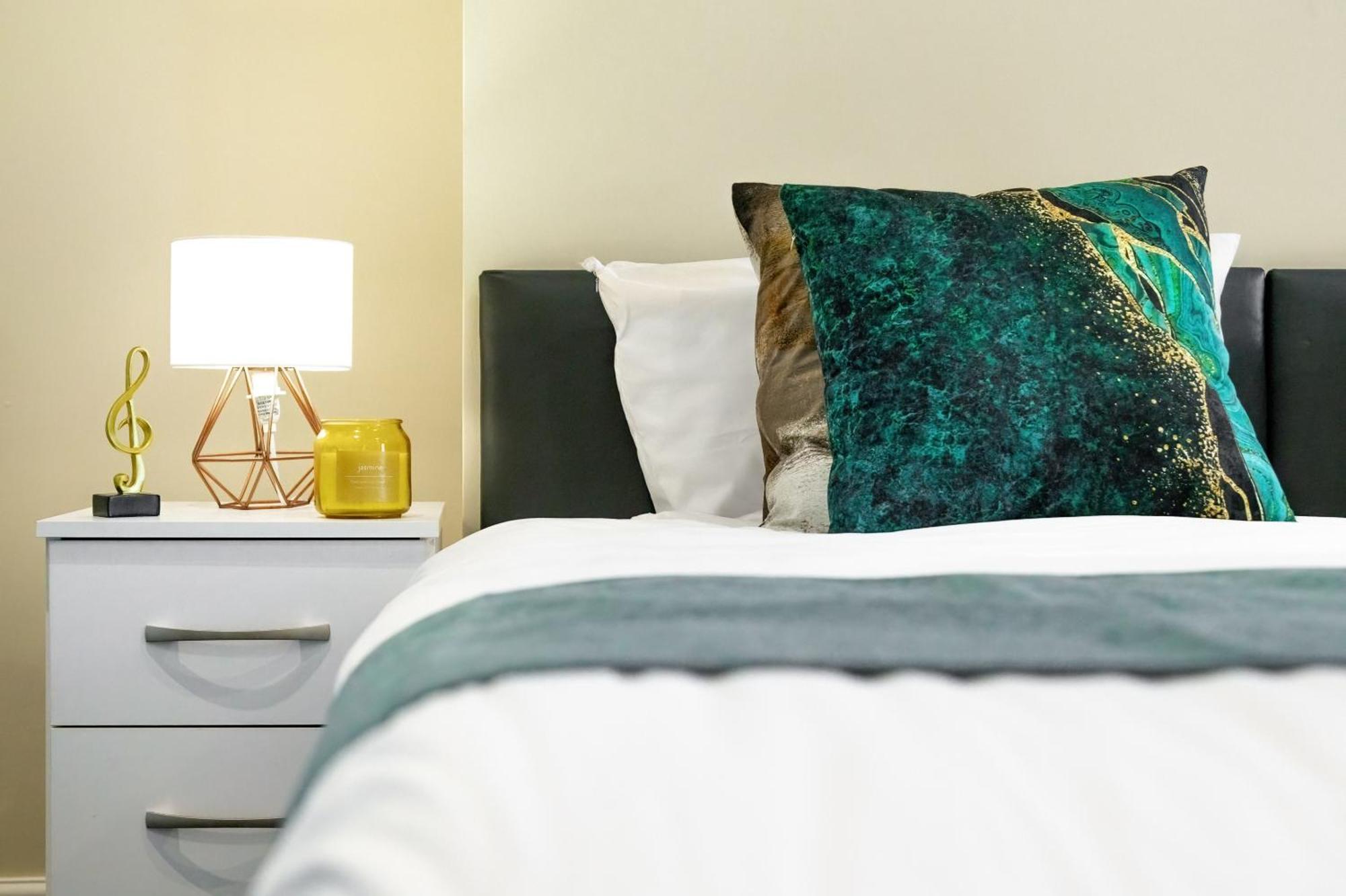 Elegant & Spacious 2Br London Hideaway- King Bed, Sleeps 6 - Parking- Instant Book- 20 Percent Off Limited Time! 바넷 외부 사진